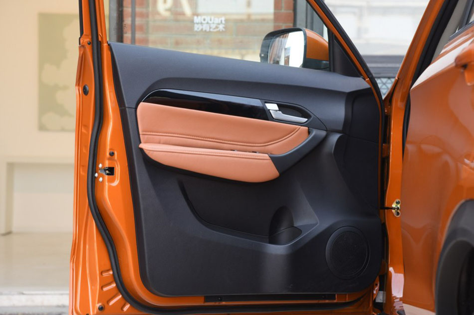 2016款 1.6L 手动智联V版 座椅空间