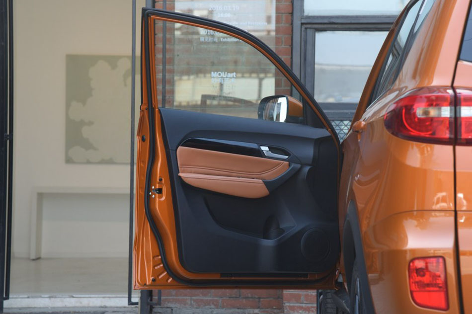 2016款 1.6L 手动智联V版 座椅空间