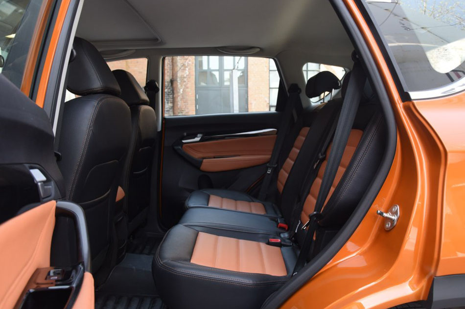 2016款 1.6L 手动智联V版 座椅空间