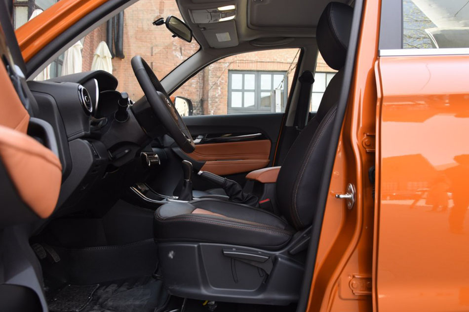 2016款 1.6L 手动智联V版 座椅空间