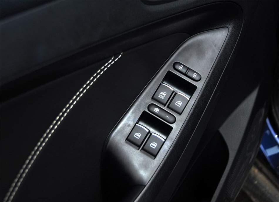 东风风光580  2016款 1.8L 手动舒适型 座椅空间