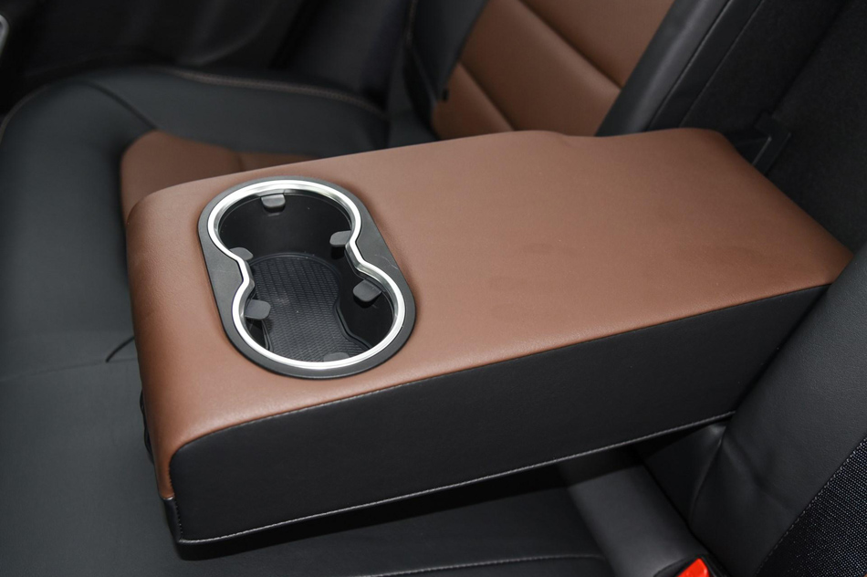 2018款 1.4T 自动尊贵智联型 座椅空间