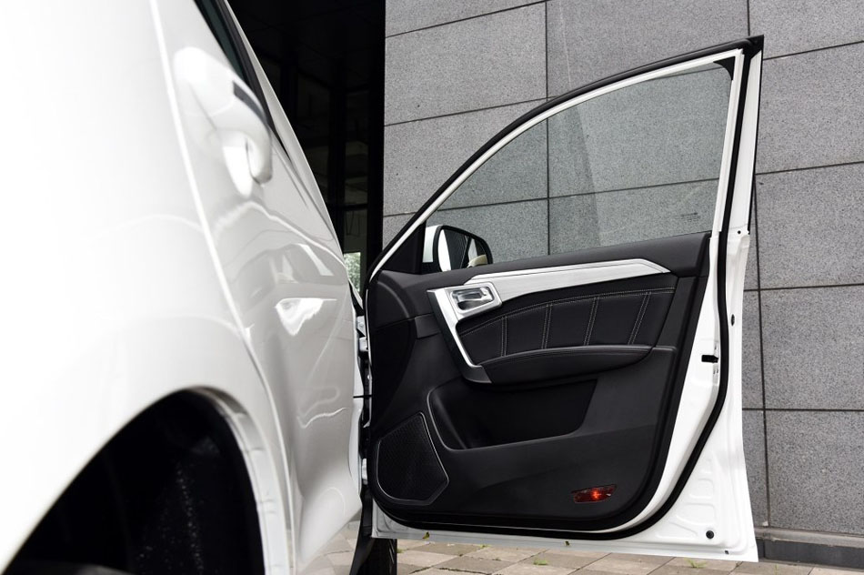 2016款 1.8L 手动豪华型 座椅空间