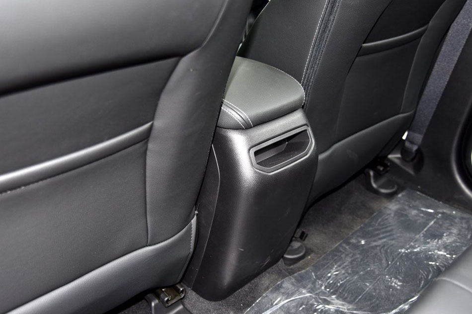 2016款 1.8L 手动豪华型 座椅空间