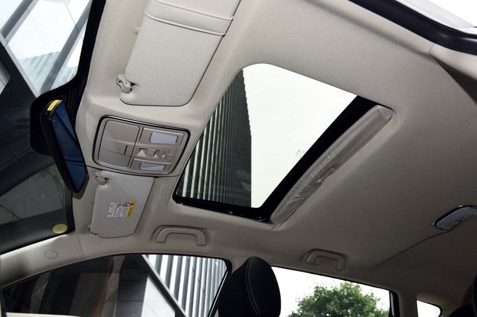 2016款 1.8L 手动豪华型 座椅空间