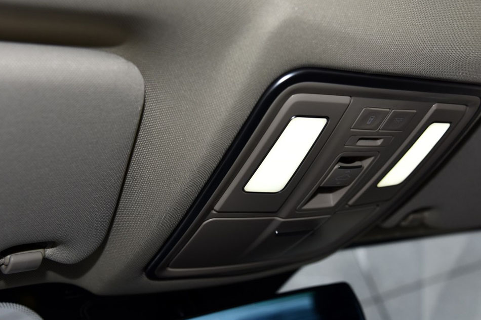 2016款 1.8L 手动豪华型 座椅空间