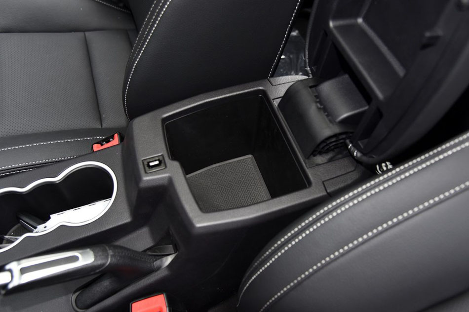 2016款 1.8L 手动豪华型 座椅空间