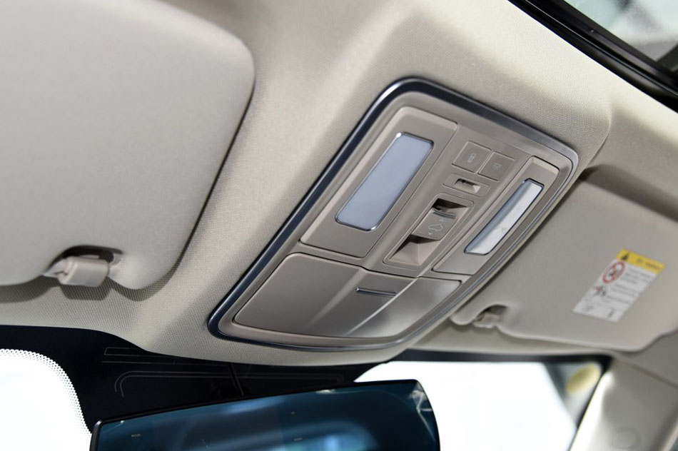 2016款 1.8L 手动豪华型 座椅空间