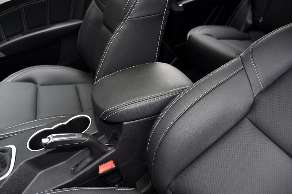 2016款 1.8L 手动豪华型 座椅空间