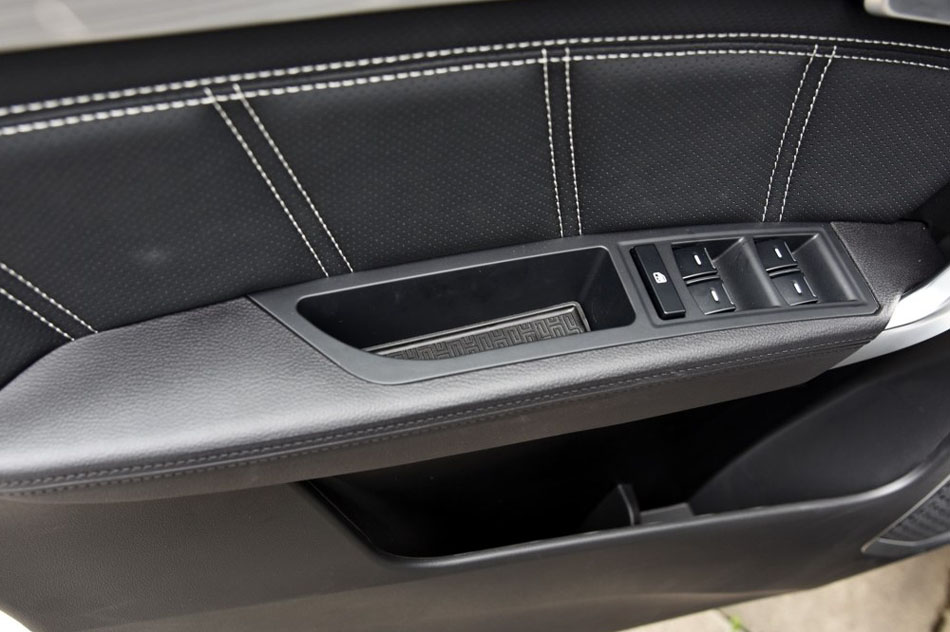 2016款 1.8L 手动豪华型 座椅空间