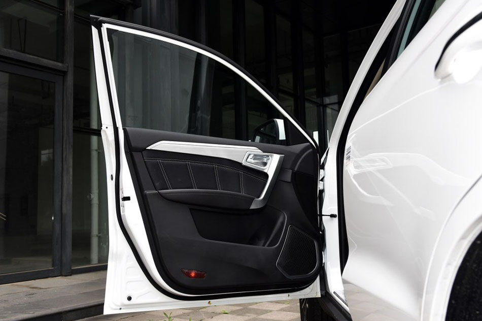 2016款 1.8L 手动豪华型 座椅空间