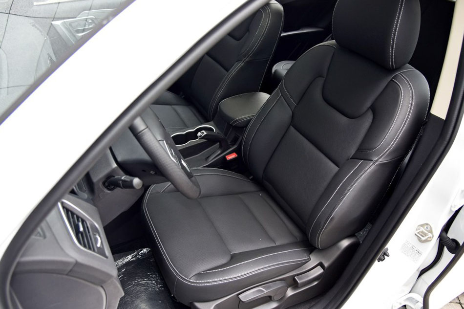 2016款 1.8L 手动豪华型 座椅空间