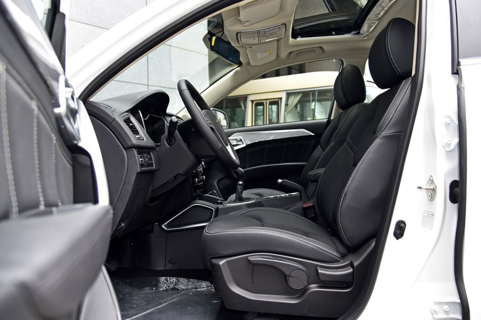 2016款 1.8L 手动豪华型 座椅空间