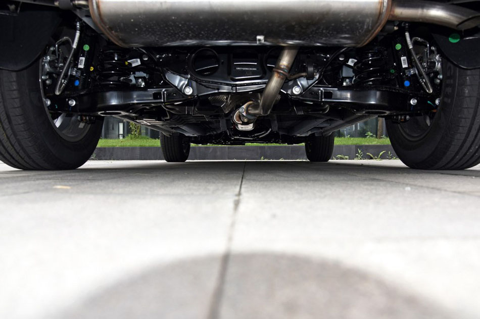 2016款 1.8L 手动豪华型 引擎底盘