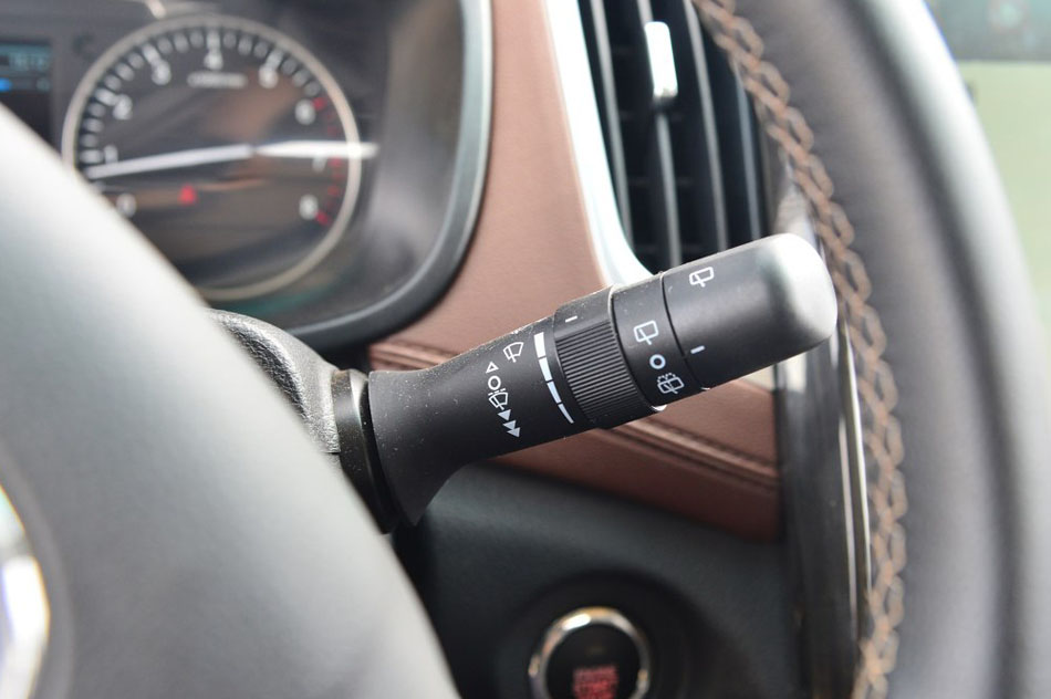 2016款 1.8L 手动尊贵型 内饰