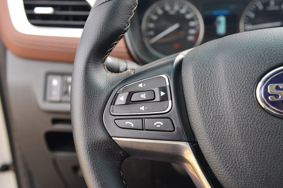 2016款 1.8L 手动尊贵型 内饰