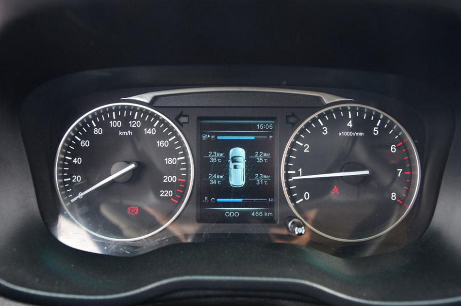 2016款 1.8L 手动尊贵型 内饰