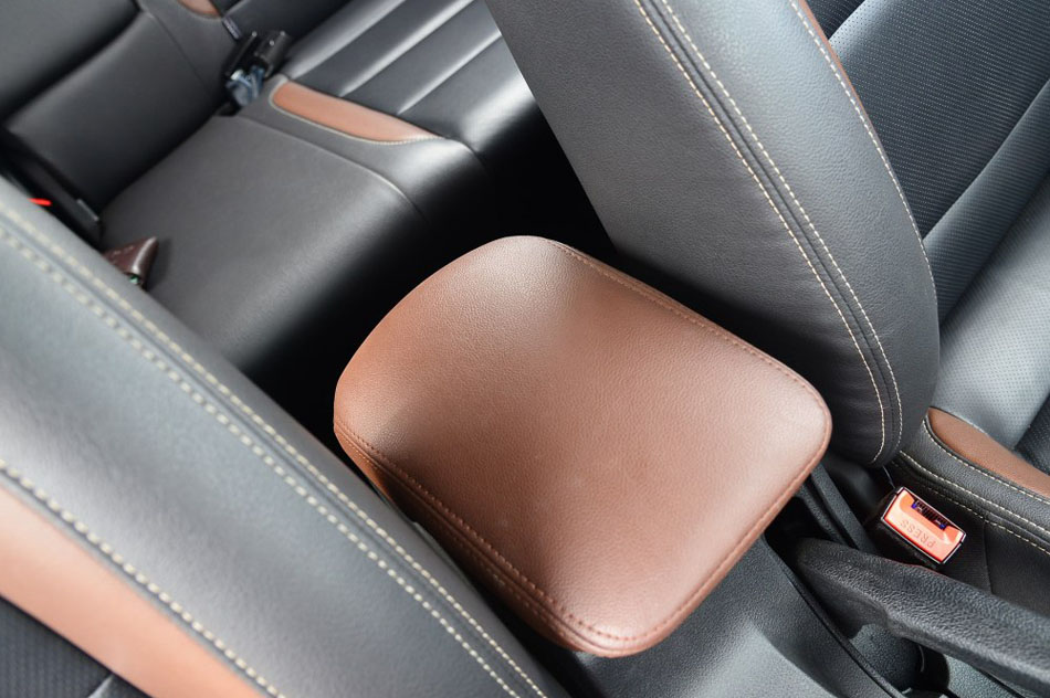 2016款 1.8L 手动尊贵型 座椅空间