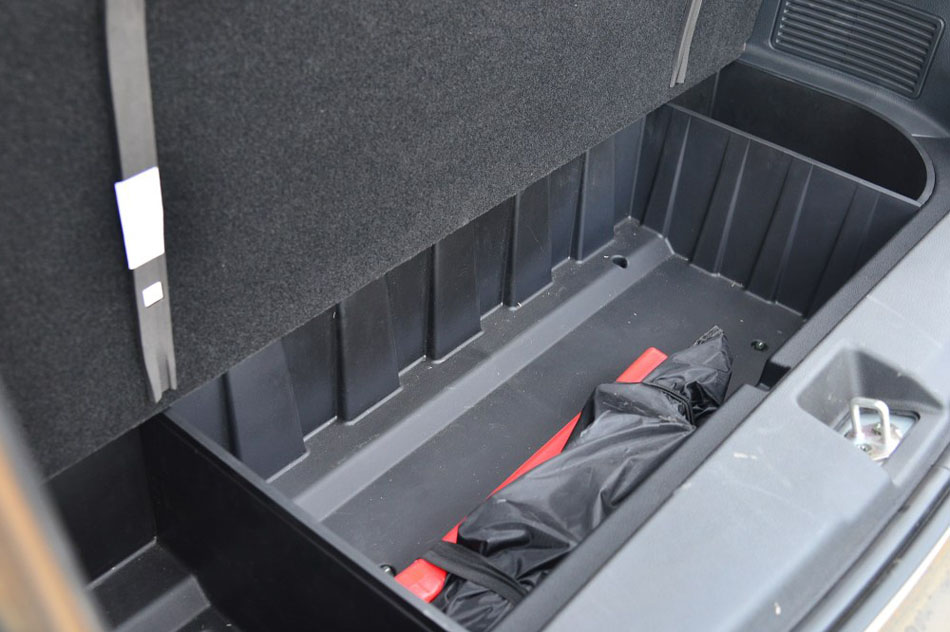 2016款 1.8L 手动尊贵型 座椅空间