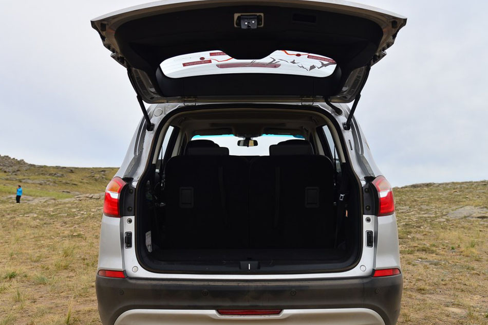 2016款 1.8L 手动尊贵型 座椅空间