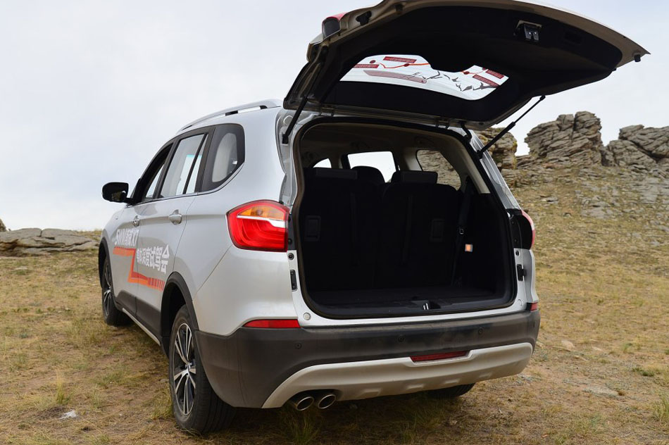 2016款 1.8L 手动尊贵型 座椅空间