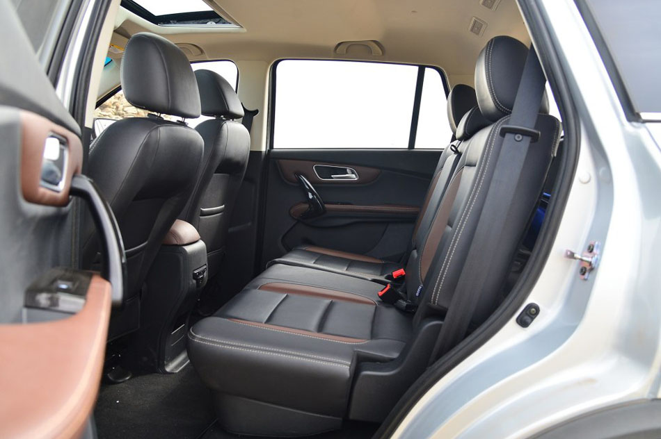 2016款 1.8L 手动尊贵型 座椅空间