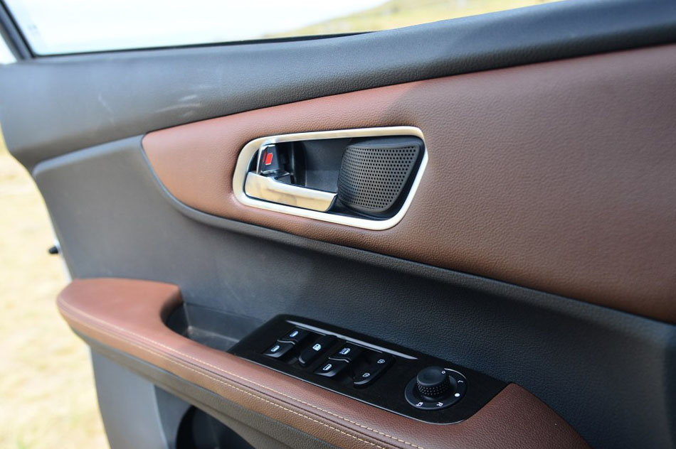 2016款 1.8L 手动尊贵型 座椅空间