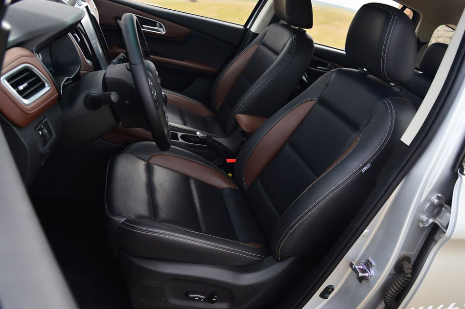 2016款 1.8L 手动尊贵型 座椅空间