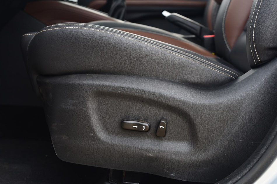 2016款 1.8L 手动尊贵型 座椅空间