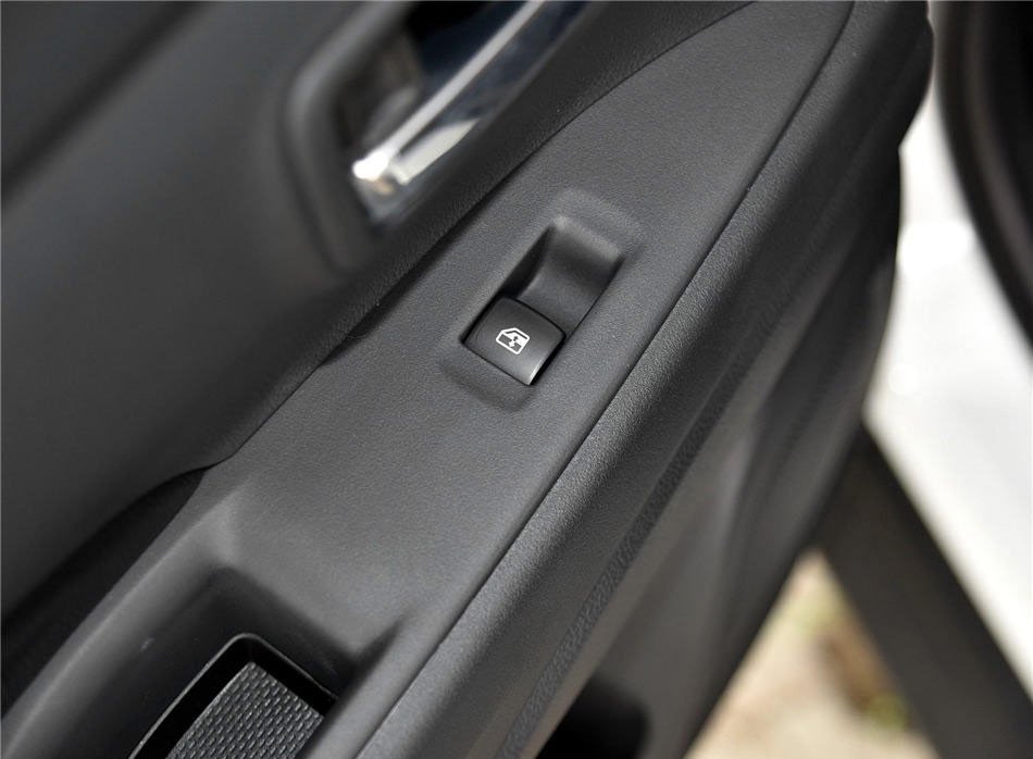 欧蓝德 2018款 2.4L 四驱精英版 5座 座椅空间