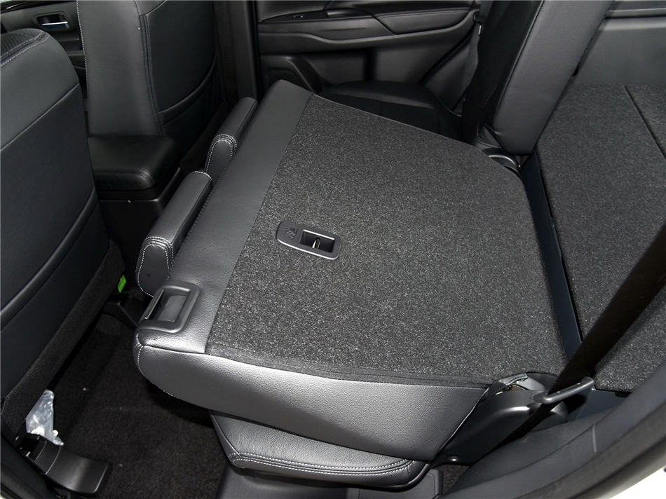 欧蓝德 2018款 2.4L 四驱精英版 5座 座椅空间