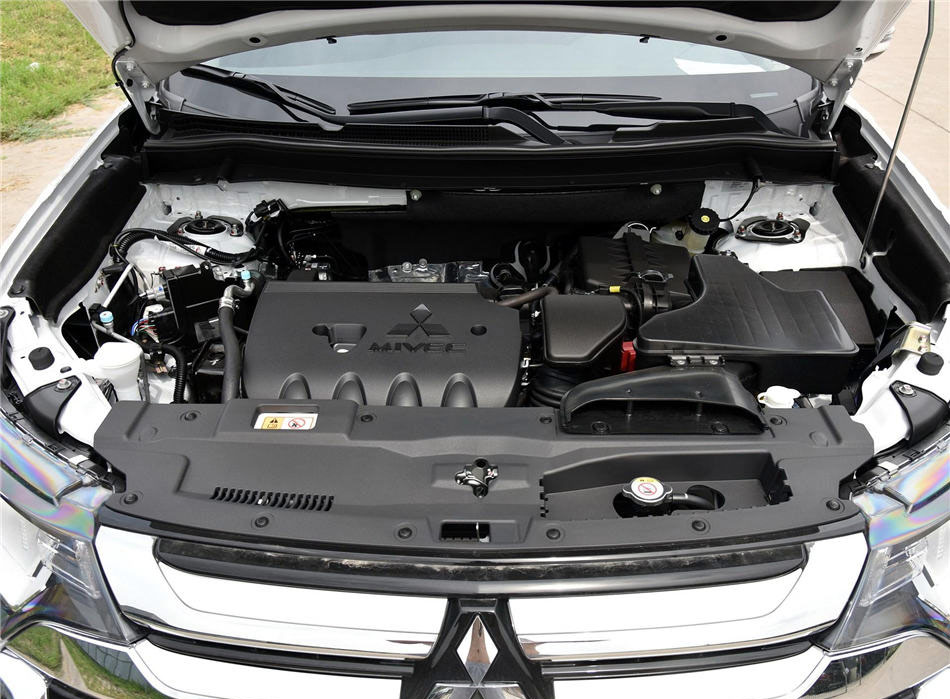 欧蓝德 2018款 2.4L 四驱精英版 5座 引擎底盘