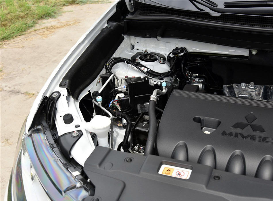 欧蓝德 2018款 2.4L 四驱精英版 5座 引擎底盘