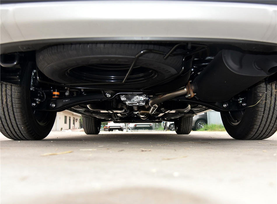 欧蓝德 2018款 2.4L 四驱精英版 5座 引擎底盘