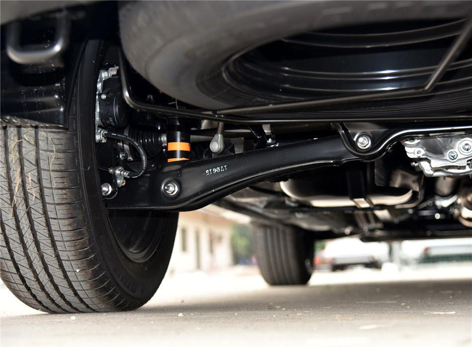 欧蓝德 2018款 2.4L 四驱精英版 5座 引擎底盘