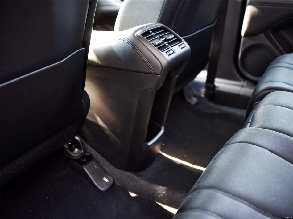 广汽讴歌CDX 座椅空间