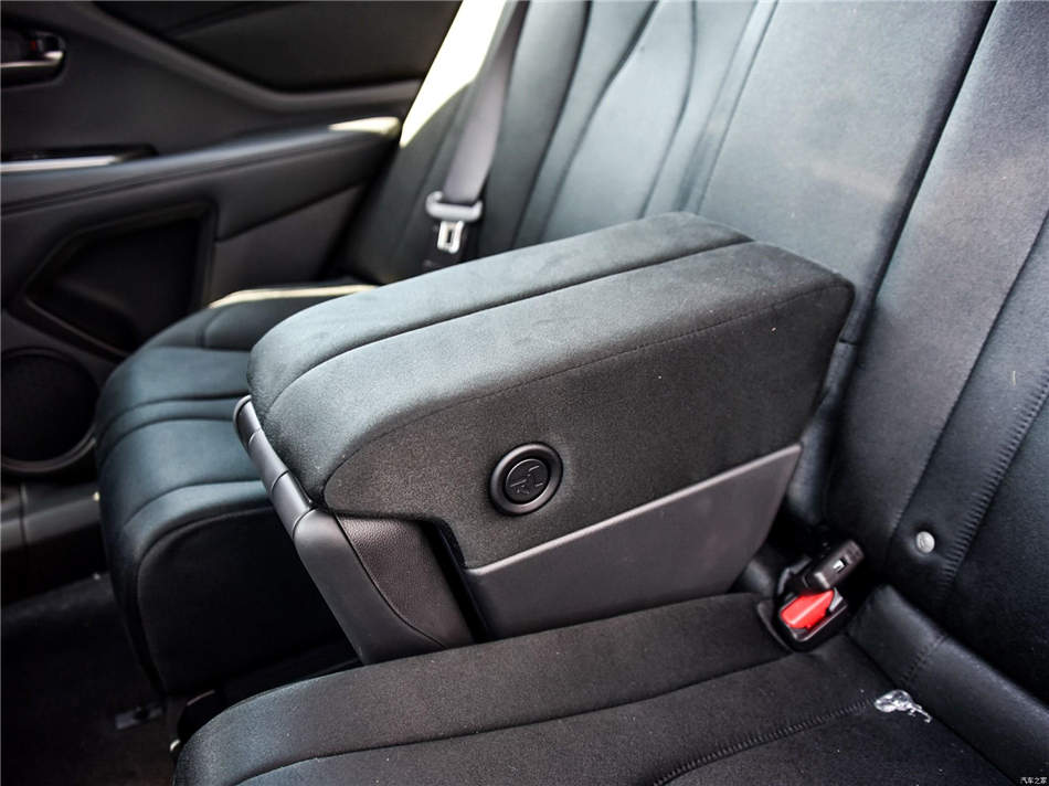 广汽讴歌CDX 座椅空间