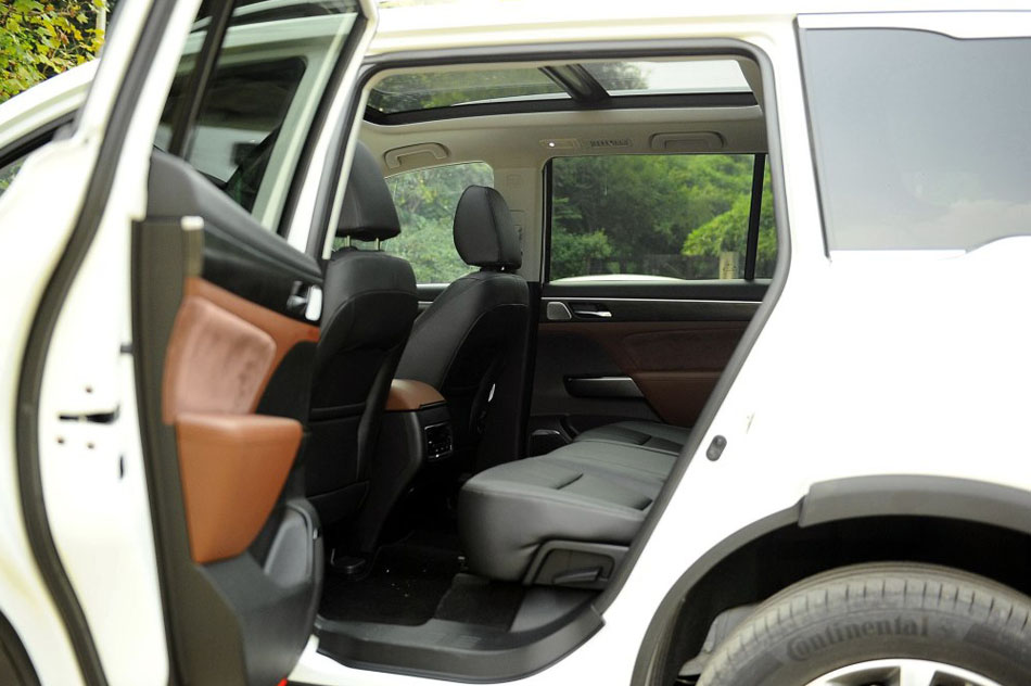 2017款 320T 四驱至尊版 座椅空间