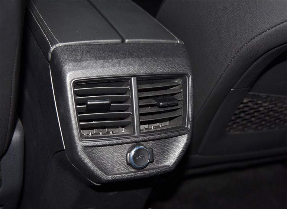 标致4008  2017款 380THP 豪华版 座椅空间