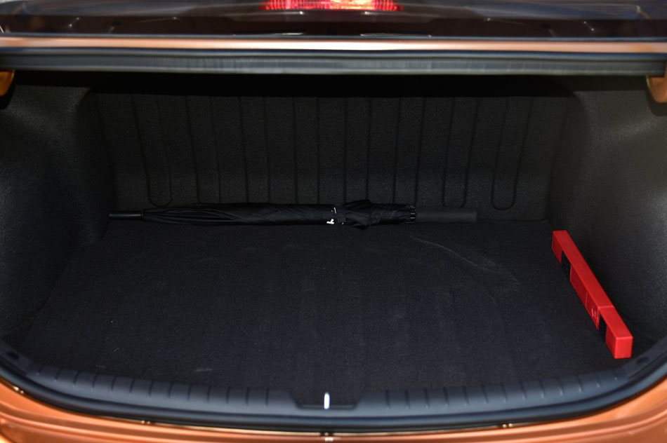 2016款 1.4L 自动精英版TOP 座椅空间