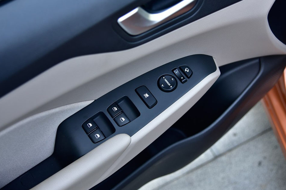 2016款 1.4L 自动精英版TOP 座椅空间