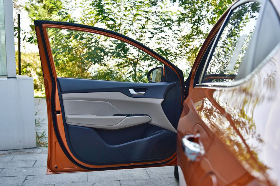 2016款 1.4L 自动精英版TOP 座椅空间