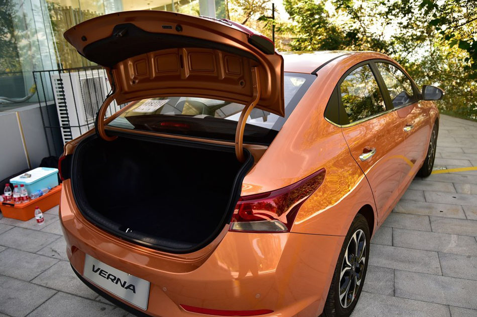 2016款 1.4L 自动精英版TOP 座椅空间