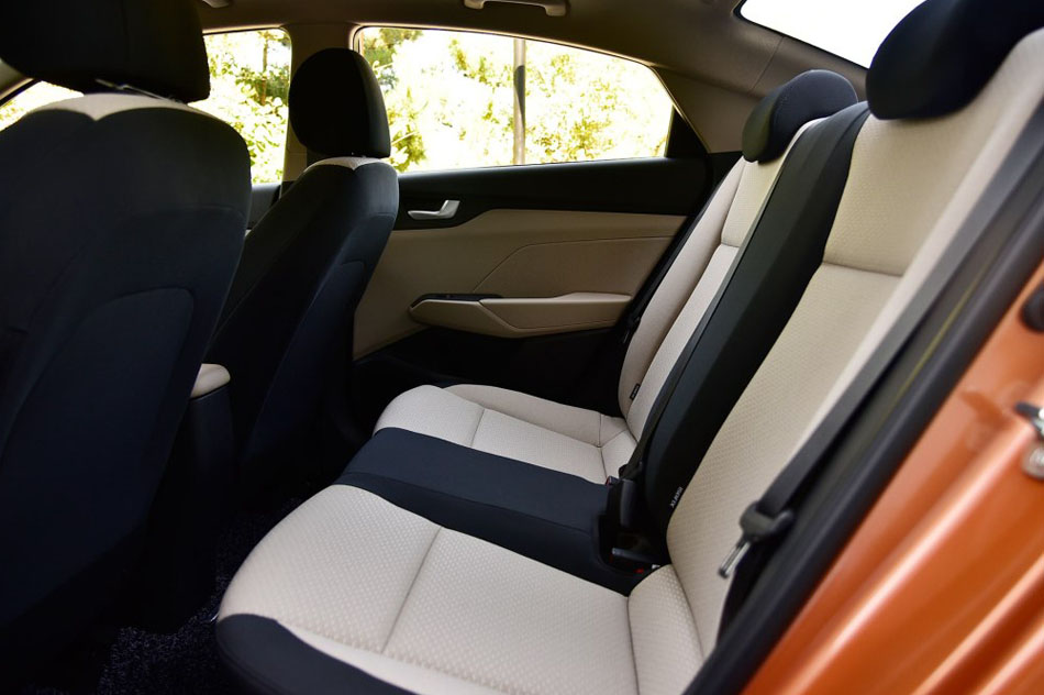 2016款 1.4L 自动精英版TOP 座椅空间