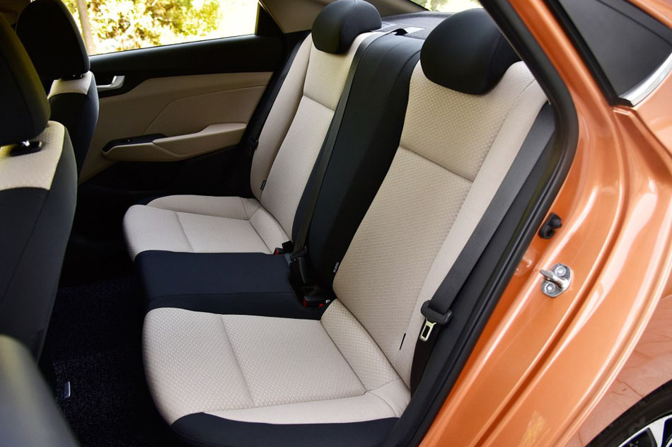 2016款 1.4L 自动精英版TOP 座椅空间