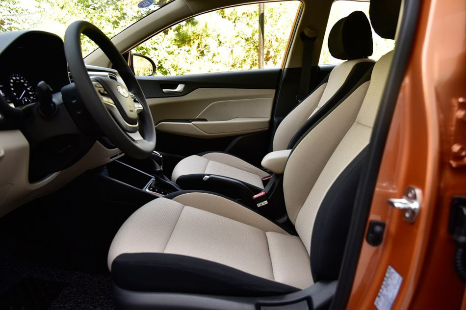 2016款 1.4L 自动精英版TOP 座椅空间