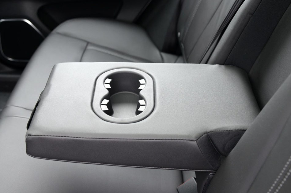 2016款 2.0T 自动尊享型 座椅空间