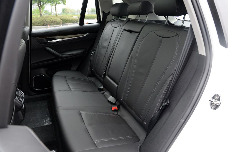 2016款 2.0T 自动尊享型 座椅空间
