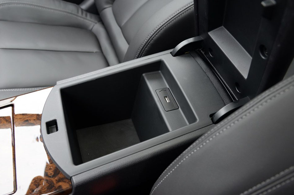 2016款 2.0T 自动尊享型 座椅空间