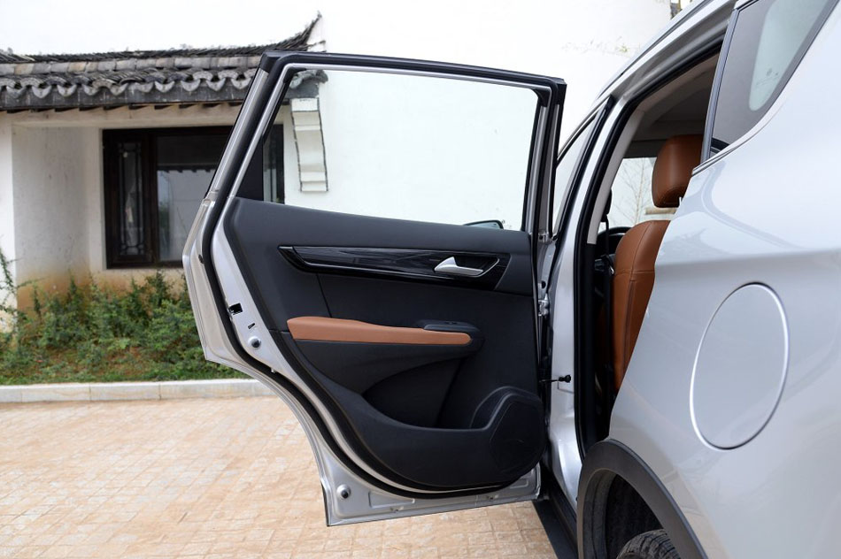 2016款 2.0L 自动旗舰版 座椅空间